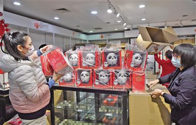 日前，爆笑爱情电影《测谎人》发布了终极海报，海报中马丽文章互相倚坐在天台，身后喜剧天团齐亮相，测谎大师和高能;欺诈师即将联手奉献一幕幕高能爆笑反转画面